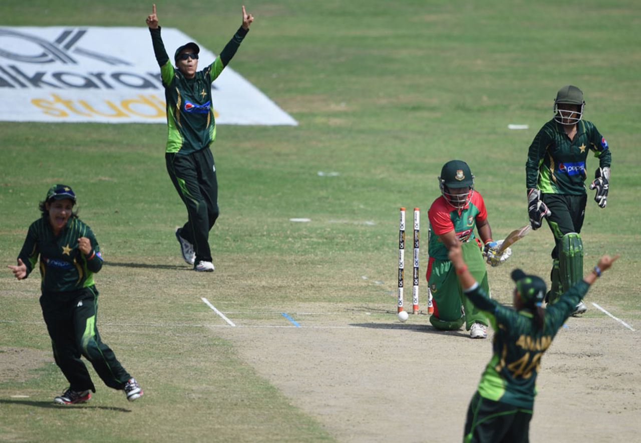 The Pakistan players celebrate the dismissal of Jahanara Alam, Pakistan Women v Bangladesh Women, 2nd ODI, Karachi, October 6, 2015