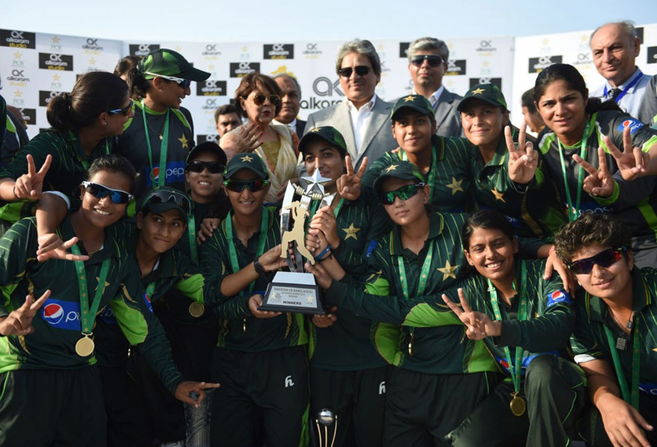 The Pakistan players pose for the trophy after winning the ODI series 2-0, Pakistan Women v Bangladesh Women, 2nd ODI, Karachi, October 6, 2015
