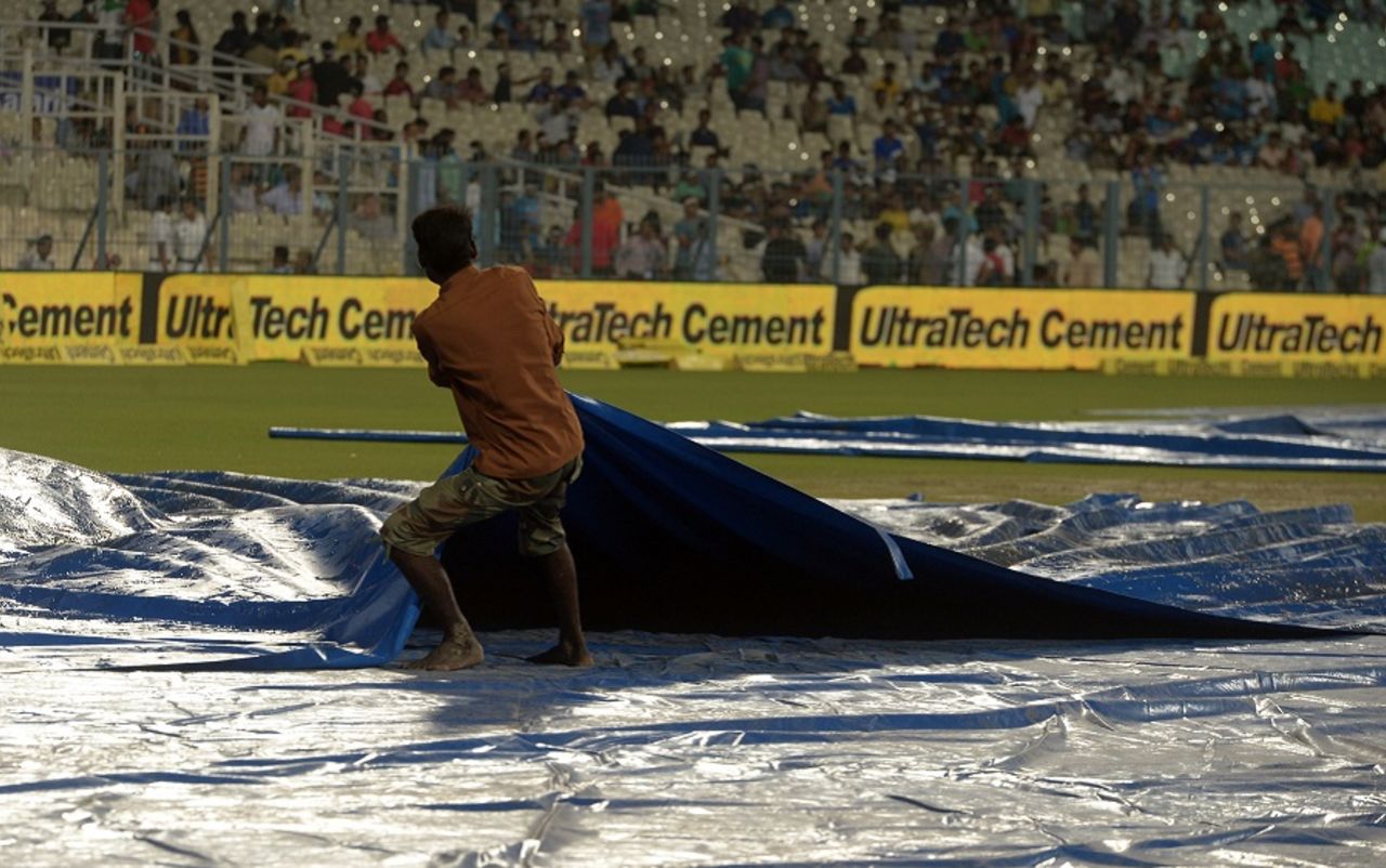 Rain delayed start of the final T20I at the Eden Gardens, India v South Africa, 3rd T20I, Kolkata, October 8, 2015