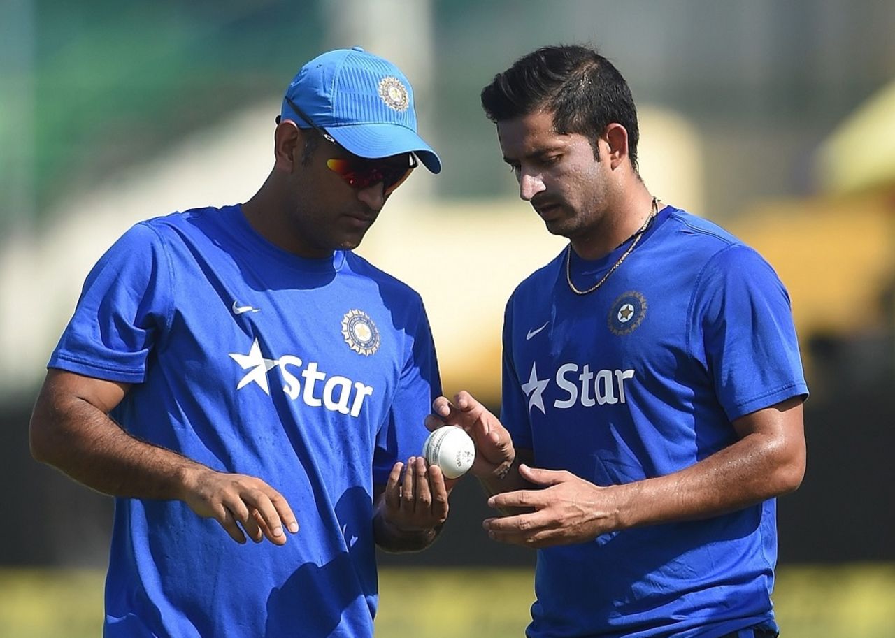 MS Dhoni has a chat with Mohit Sharma, Kanpur, October 10, 2015