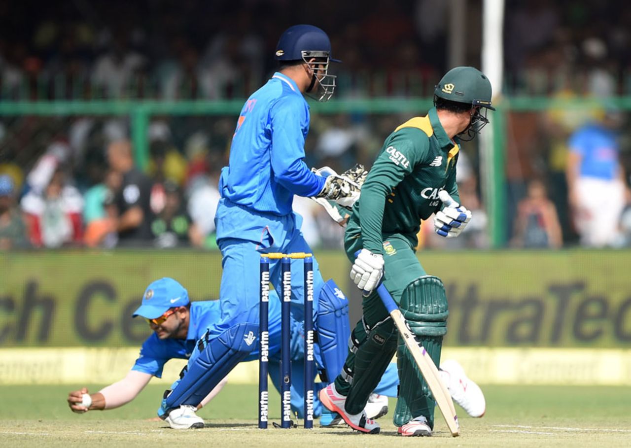 Suresh Raina pouches one at slip to get rid of Quinton de Kock, India v South Africa, 1st ODI, Kanpur, October 11, 2015