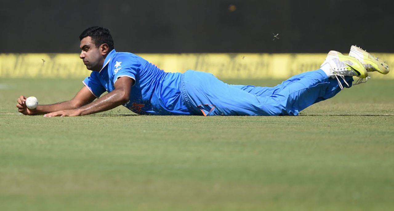 R Ashwin puts in a dive, India v South Africa, 1st ODI, Kanpur, October 11, 2015