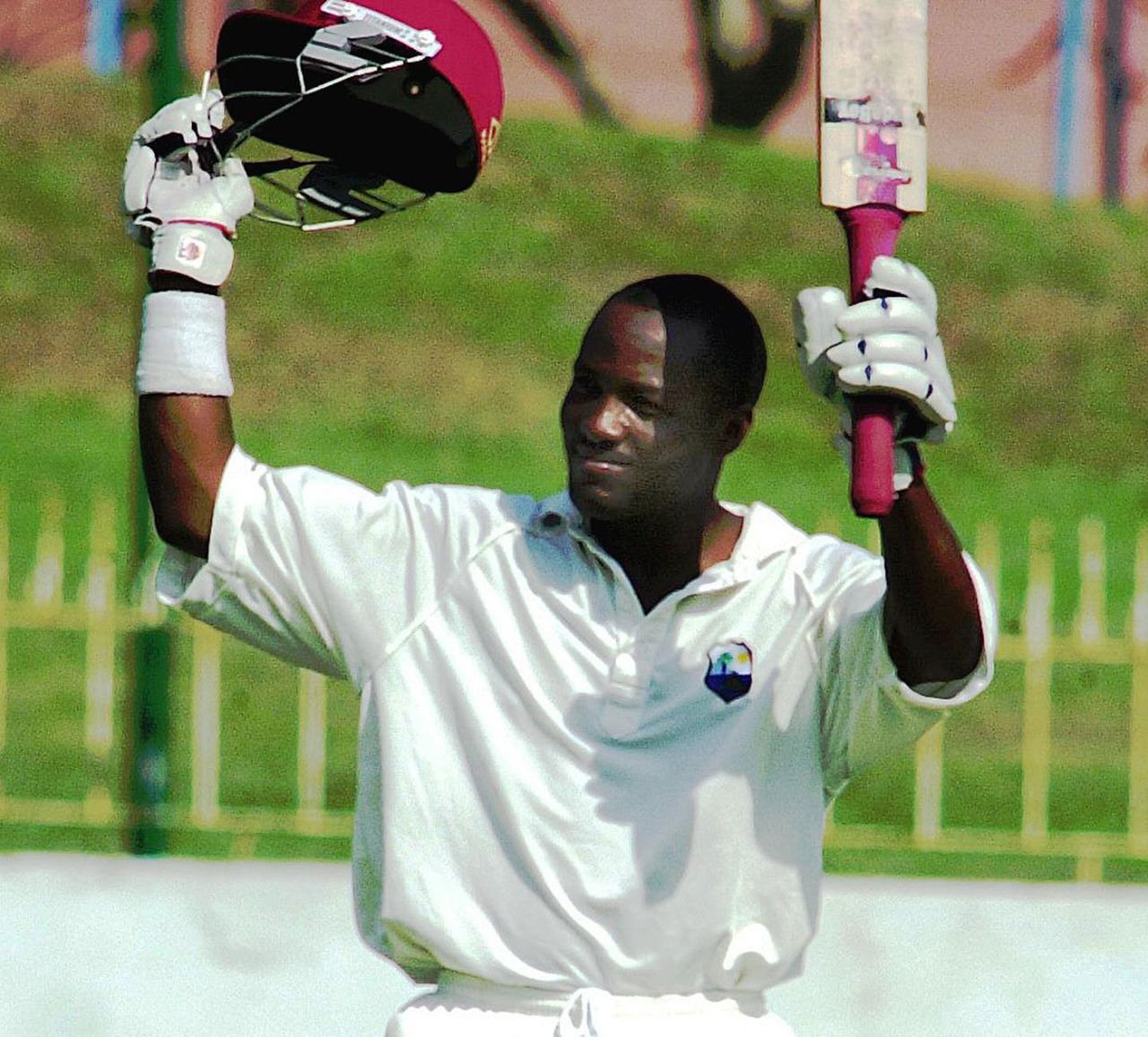 Brian Lara acknowledges the crowd after completing his 17th Test century, Sri Lanka v West Indies, 3rd Test, Colombo, 1st day, November 29, 2001