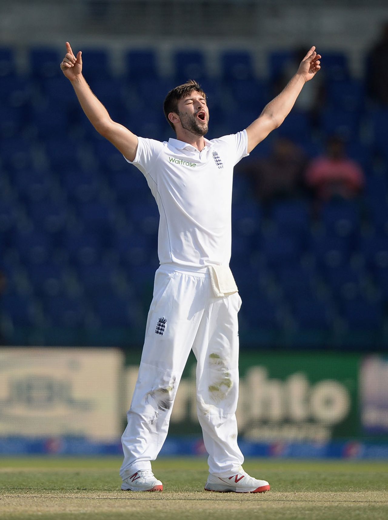 Mark Wood celebrates the wicket of Asad Shafiq, Pakistan v England, 1st Test, Abu Dhabi, 2nd day, October 14, 2015