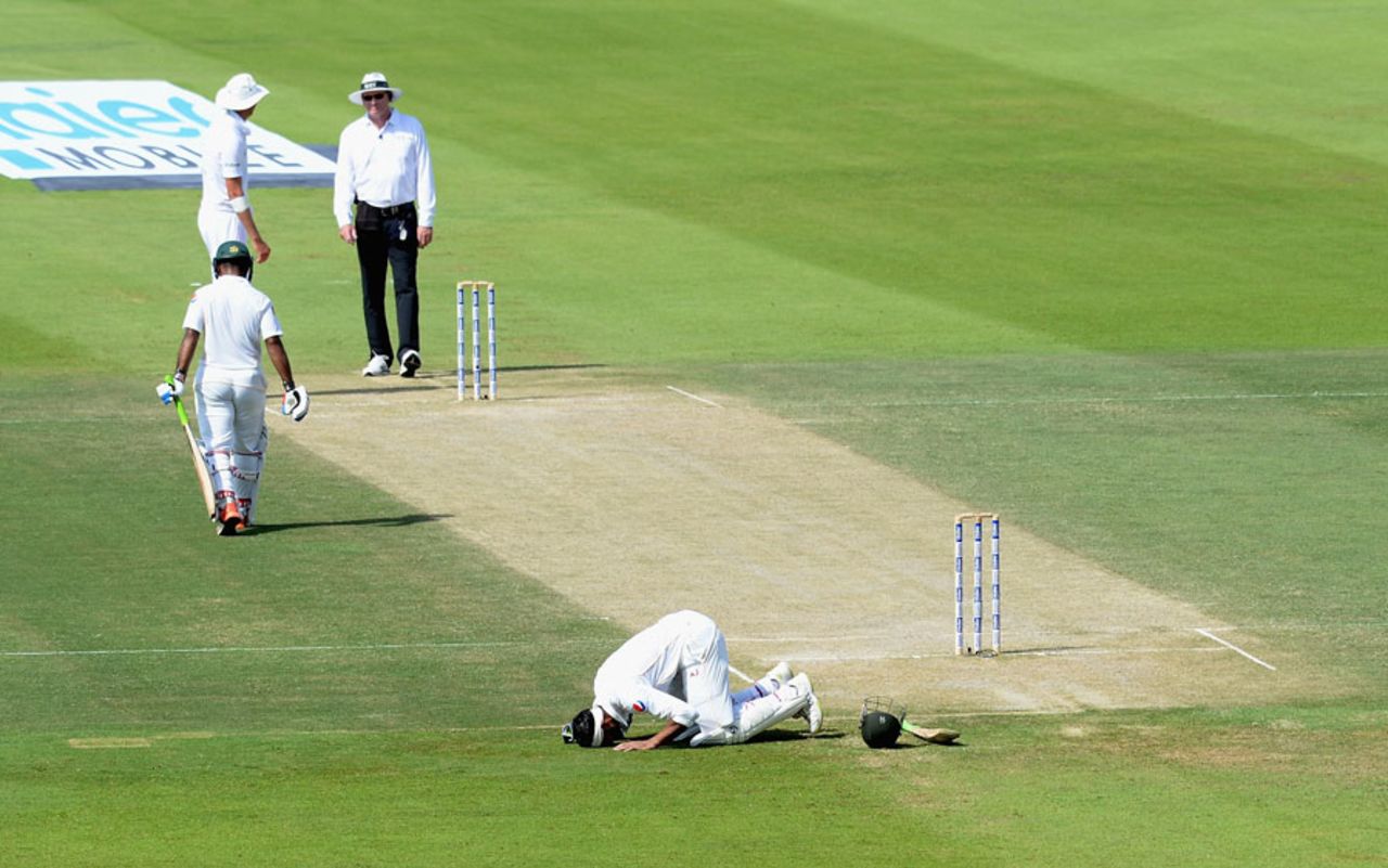 Shoaib Malik bows down after reaching 200, Pakistan v England, 1st Test, Abu Dhabi, 2nd day, October 14, 2015