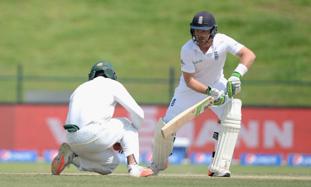 Shan Masood could not hold a sharp chance from Ian Bell, Pakistan v England, 1st Test, Abu Dhabi, 3rd day, October 15, 2015