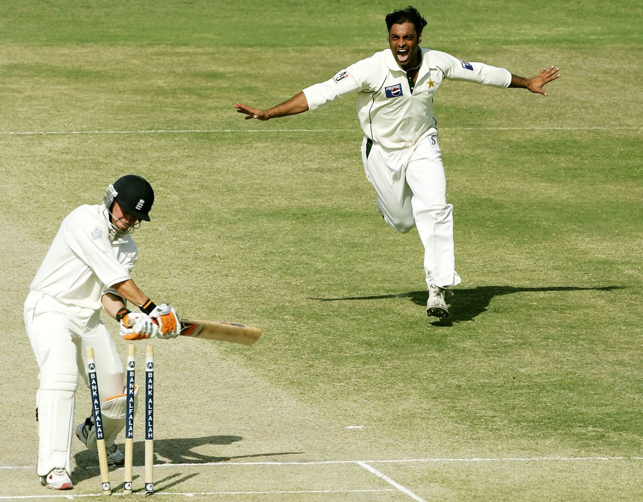 929015, Pakistan v England, 1st Test, Multan, 4th day, November 15, 2005