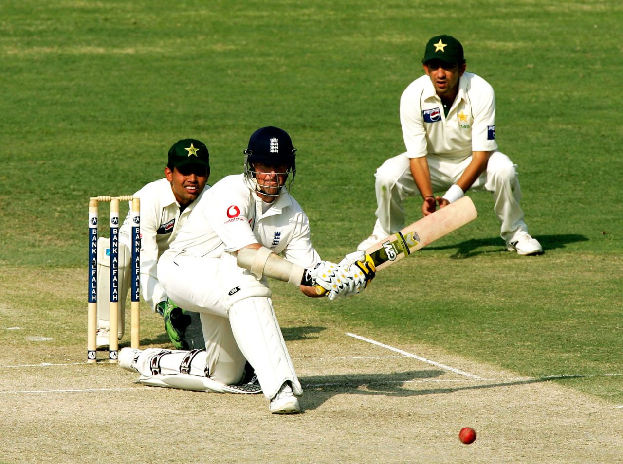 Marcus Trescothick looks to sweep, Pakistan v England, 1st Test, Multan, November 13, 2005
