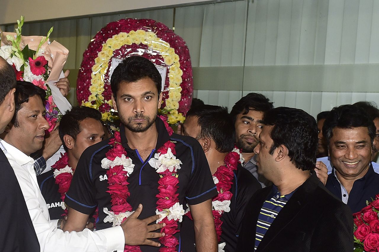 Mashrafe Mortaza gets a warm welcome at Dhaka airport after returning from the World Cup, Dhaka, March 22, 2015