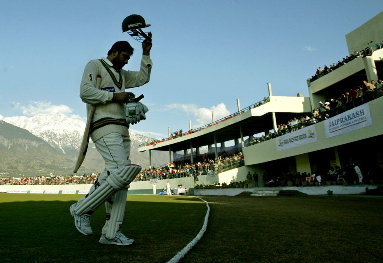 Inzamam-ul-Haq walks back after being dismissed for 35, Board President's XI v Pakistanis, 1st day, Dharamsala, March 3, 2005