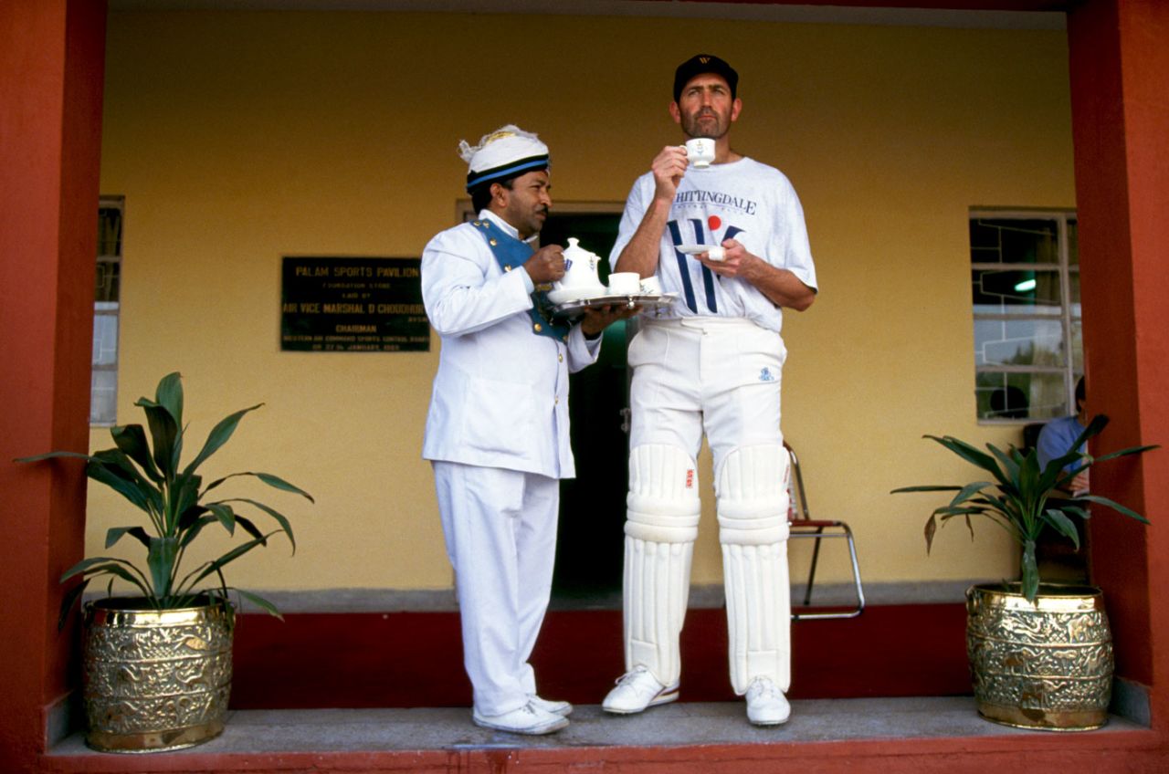 Graham Gooch is served tea, Delhi, 1993