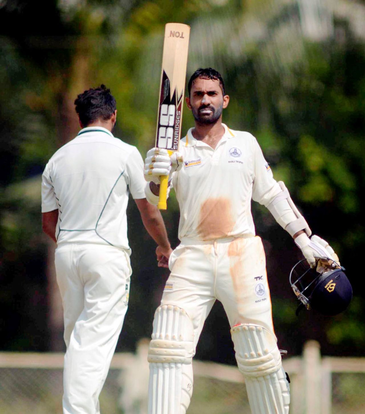 Dinesh Karthik acknowledges the applause on getting to a hundred, Mumbai v Tamil Nadu, Ranji Trophy 2015-16, Group B, 2nd day, Mumbai, October 16, 2015