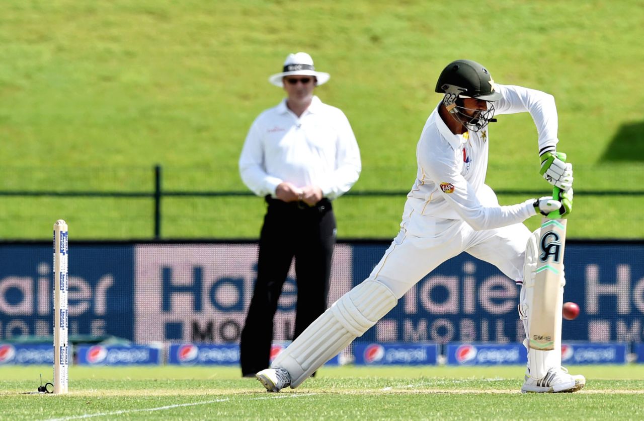 Shoaib Malik defends, Pakistan v England, 1st Test, Abu Dhabi, 1st day, October 13, 2015
