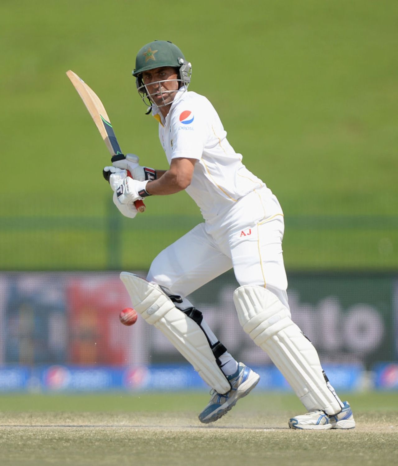 Younis Khan extends Pakistan's lead in Abu Dhabi, Pakistan v England, 1st Test, Abu Dhabi, 5th day, October 1, 2015