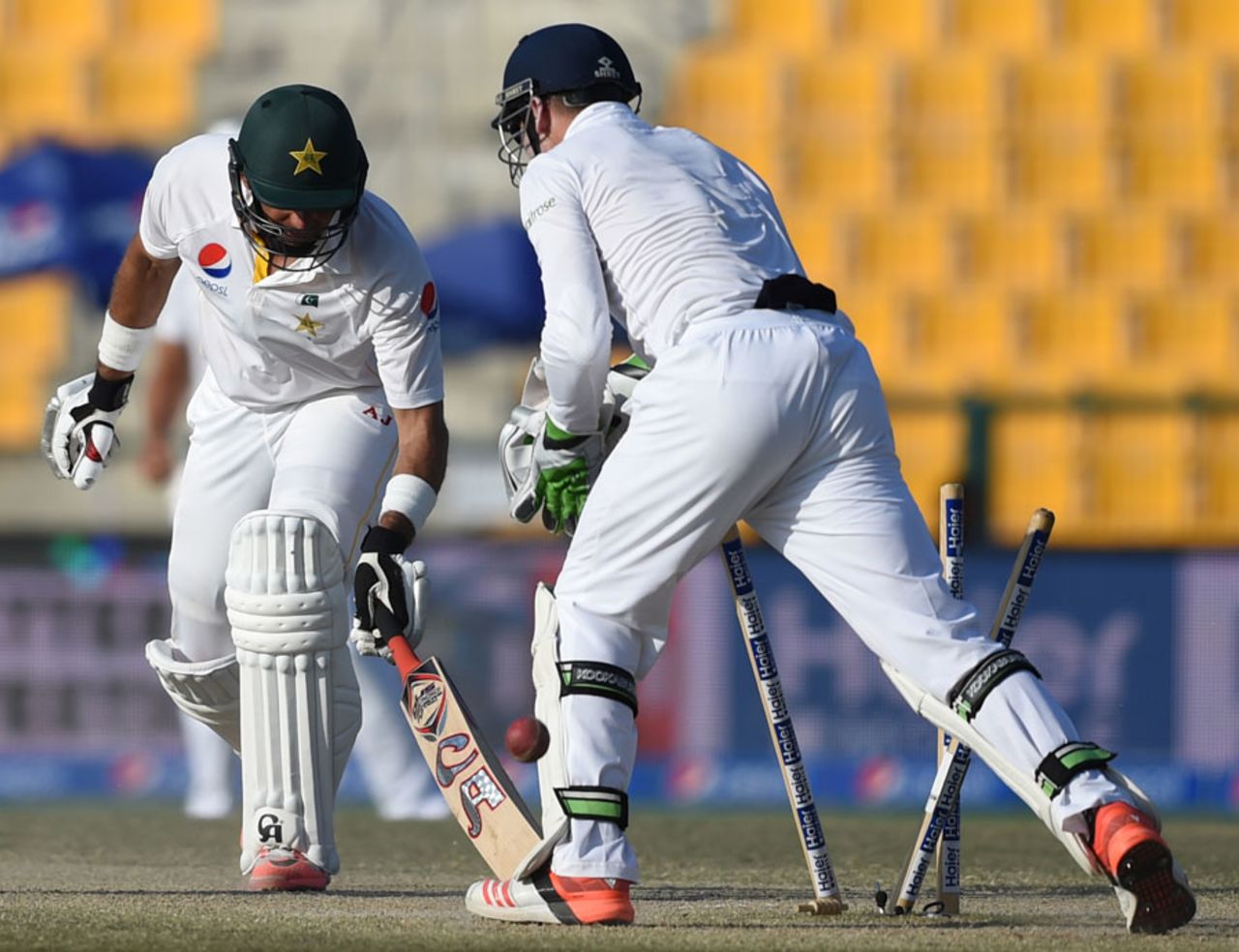 Misbah-ul-Haq was bowled trying to attack Moeen Ali, Pakistan v England, 1st Test, Abu Dhabi, 5th day, October 17, 2015