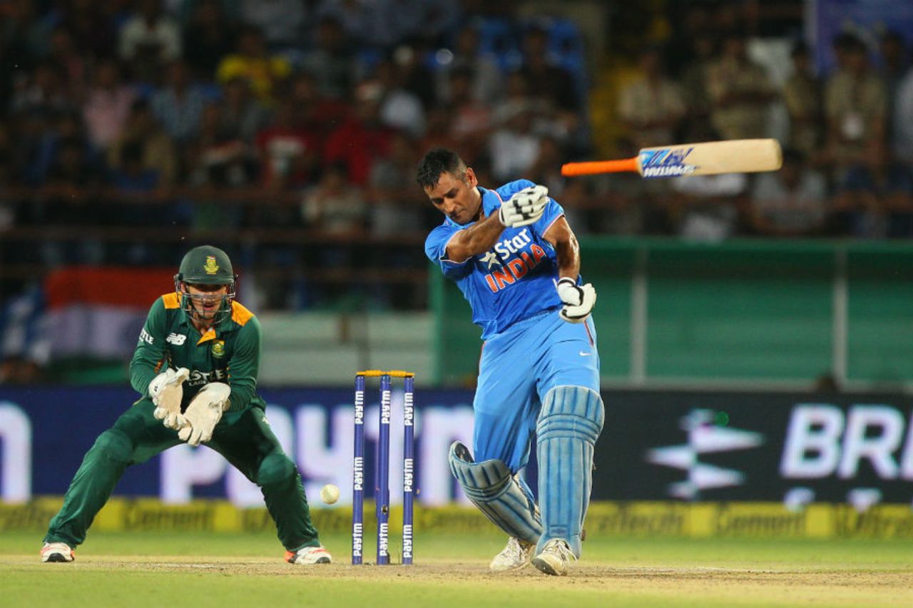 MS Dhoni loses hold of his bat, India v South Africa, 3rd ODI, Rajkot, October 18, 2015