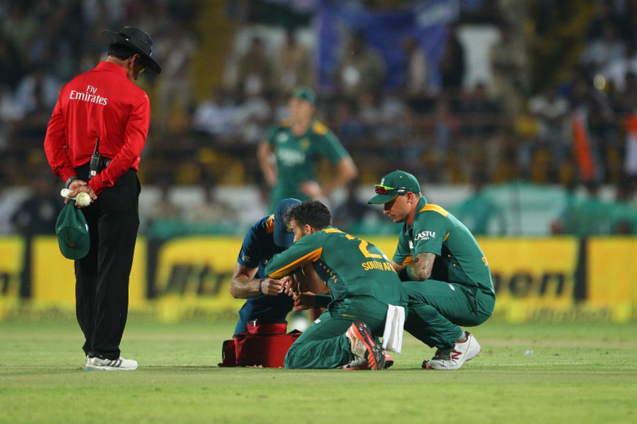 JP Duminy needed some medical attention after being struck on the thumb, India v South Africa, 3rd ODI, Rajkot, October 18, 2015