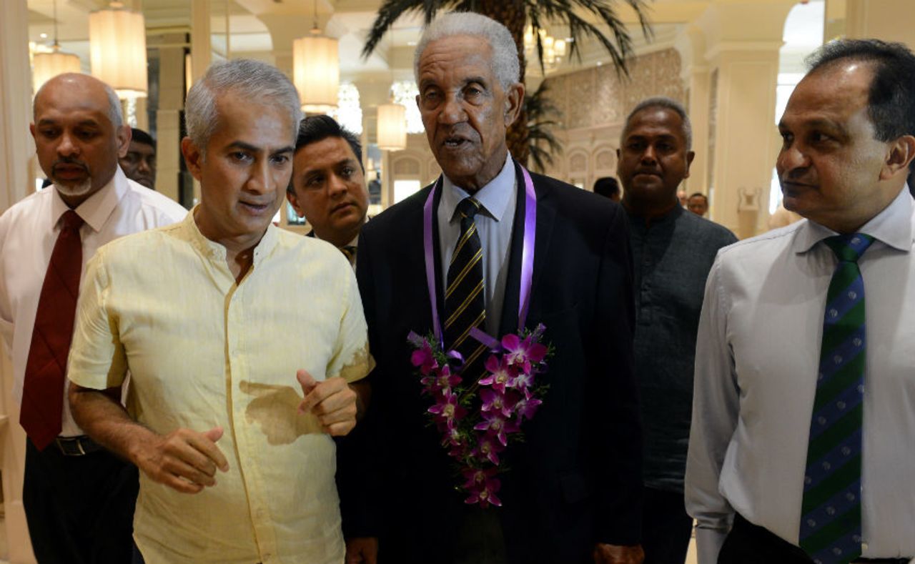 SLC chairman Sidath Wettimuny with Sir Garfield Sobers at a welcome ceremony in Colombo, October 20, 2015
