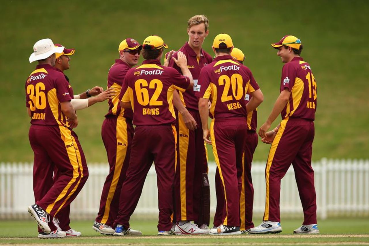 Billy Stanlake is congratulated after claiming a wicket, Queensland v Western Australia, Sydney, October 21, 2015