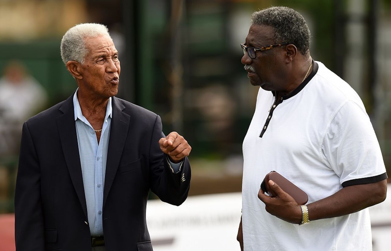 Garry Sobers has a chat with Clive Lloyd, Colombo, October 21, 2015