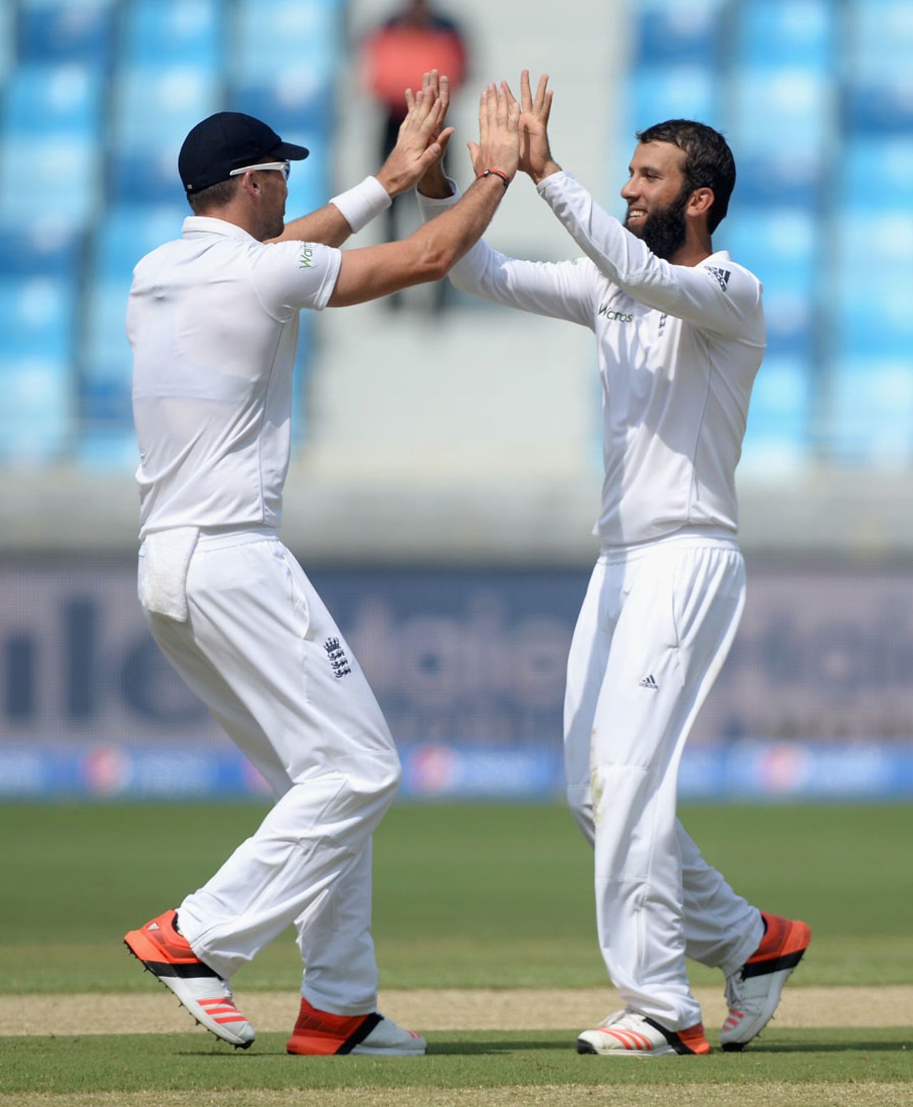 Moeen Ali made the breakthrough, Pakistan v England, 2nd Test, Dubai, 1st day, October 22, 2015