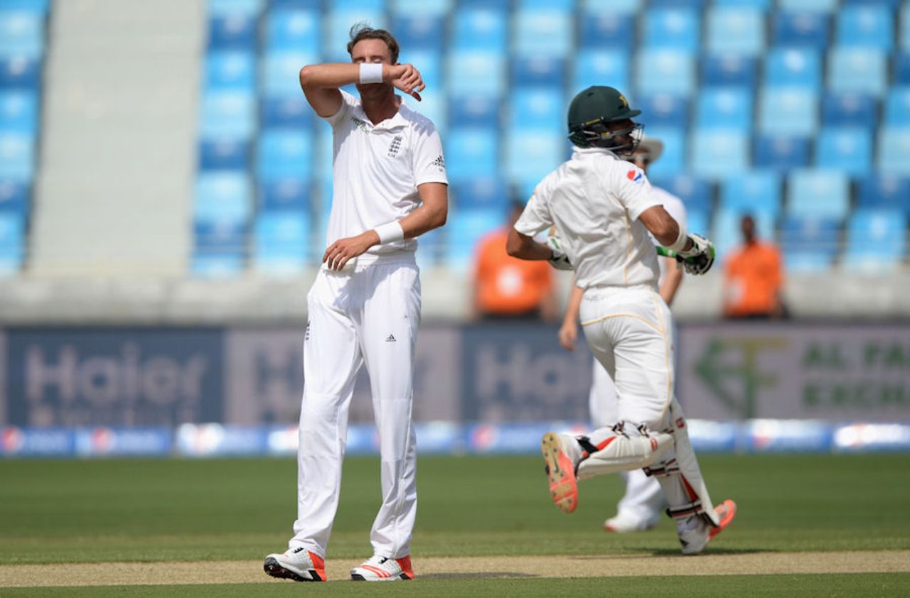 Stuart Broad feels the heat in Dubai, Pakistan v England, 2nd Test, Dubai, 1st day, October 22, 2015