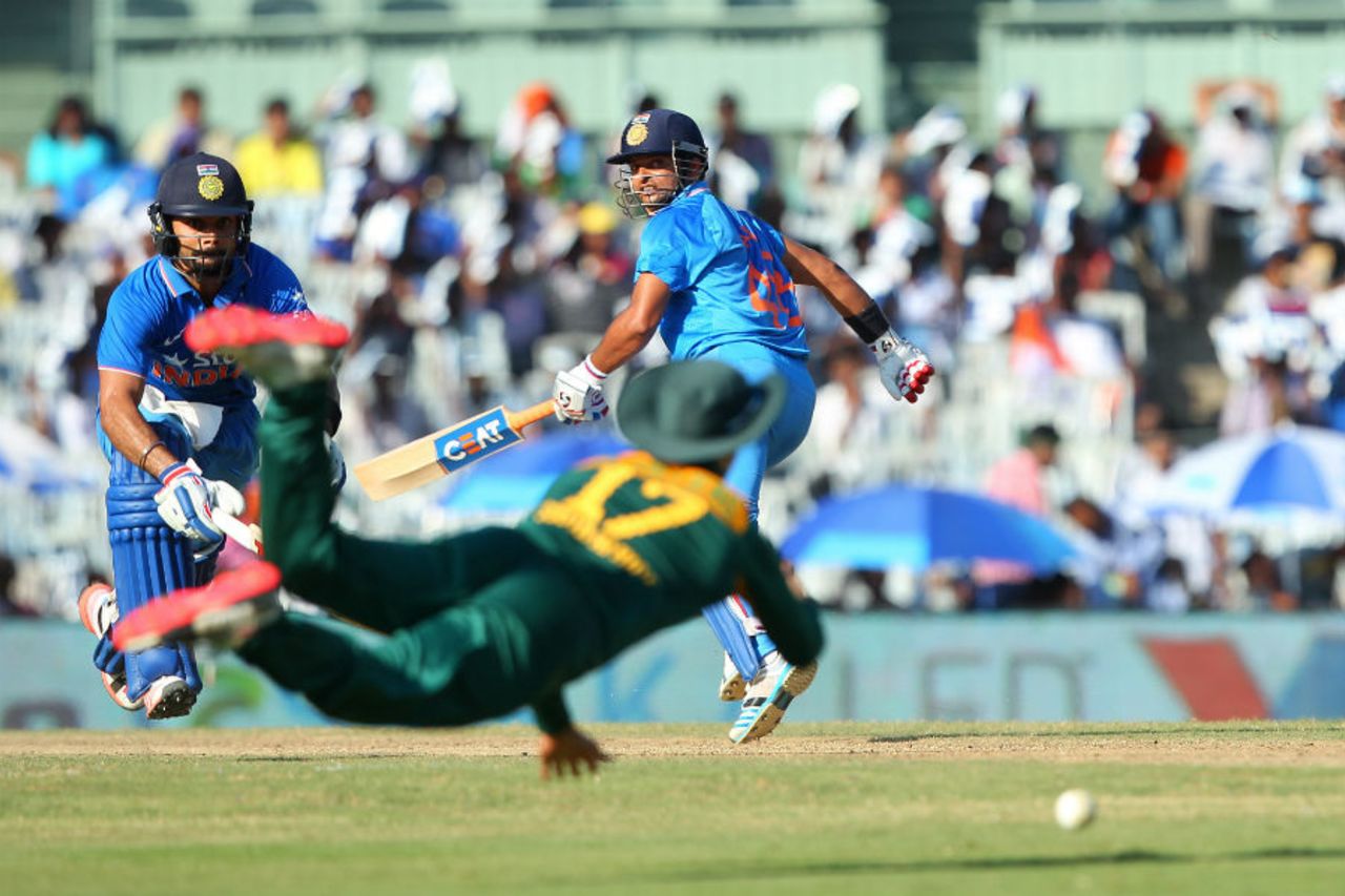 AB de Villiers attempts to run out Virat Kohli, India v South Africa, 4th ODI, Chennai, October 22, 2015