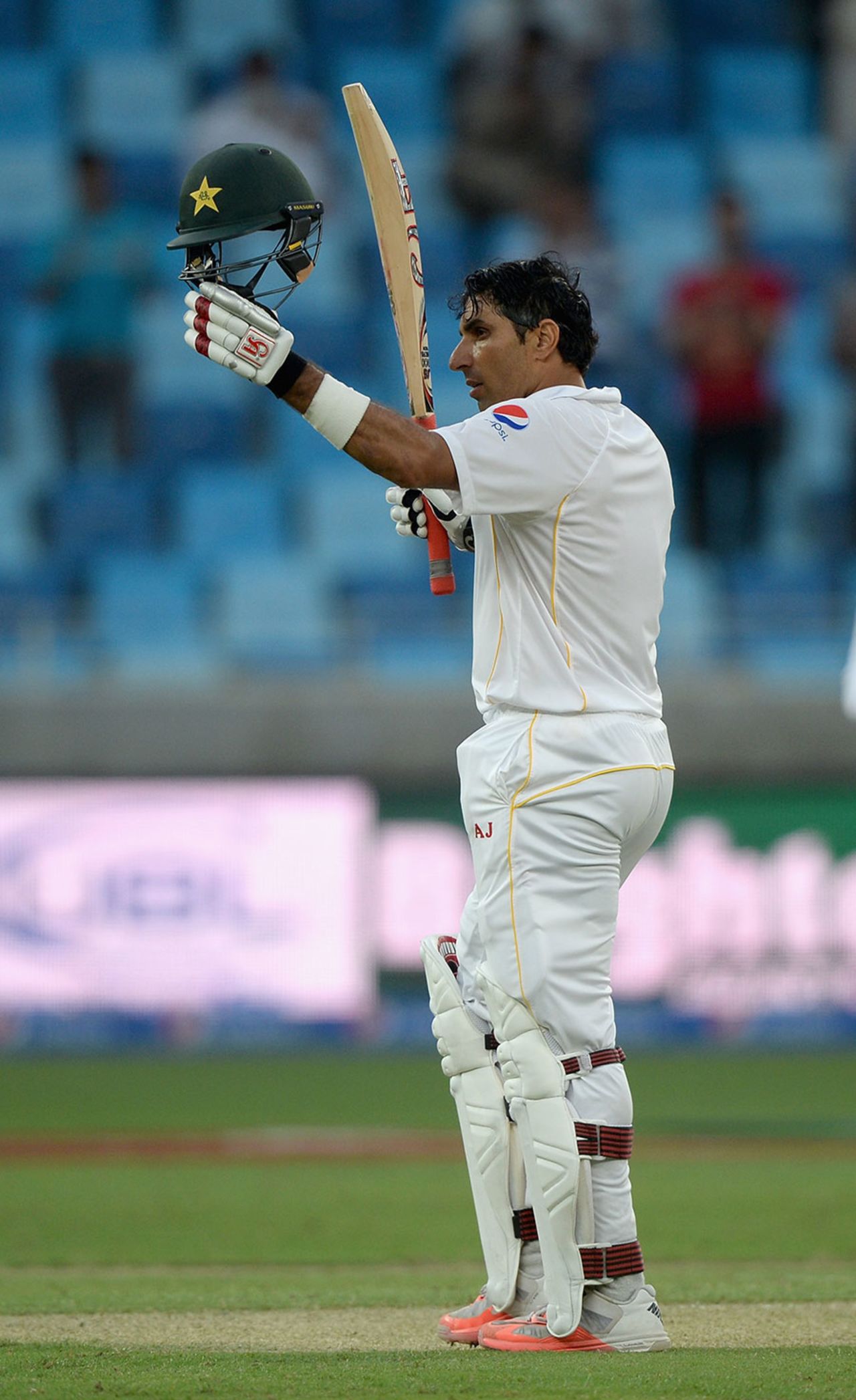Misbah-ul-Haq brought up his century in the final over of the day, Pakistan v England, 2nd Test, Dubai, 1st day, October 22, 2015