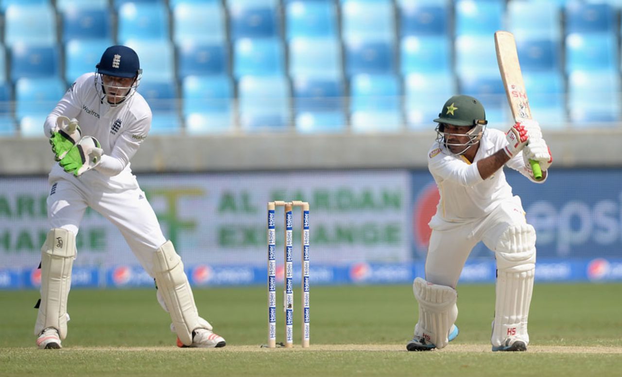 Sarfraz Ahmed got his innings off to a busy start, Pakistan v England, 2nd Test, Dubai, 2nd day, October 23, 2015