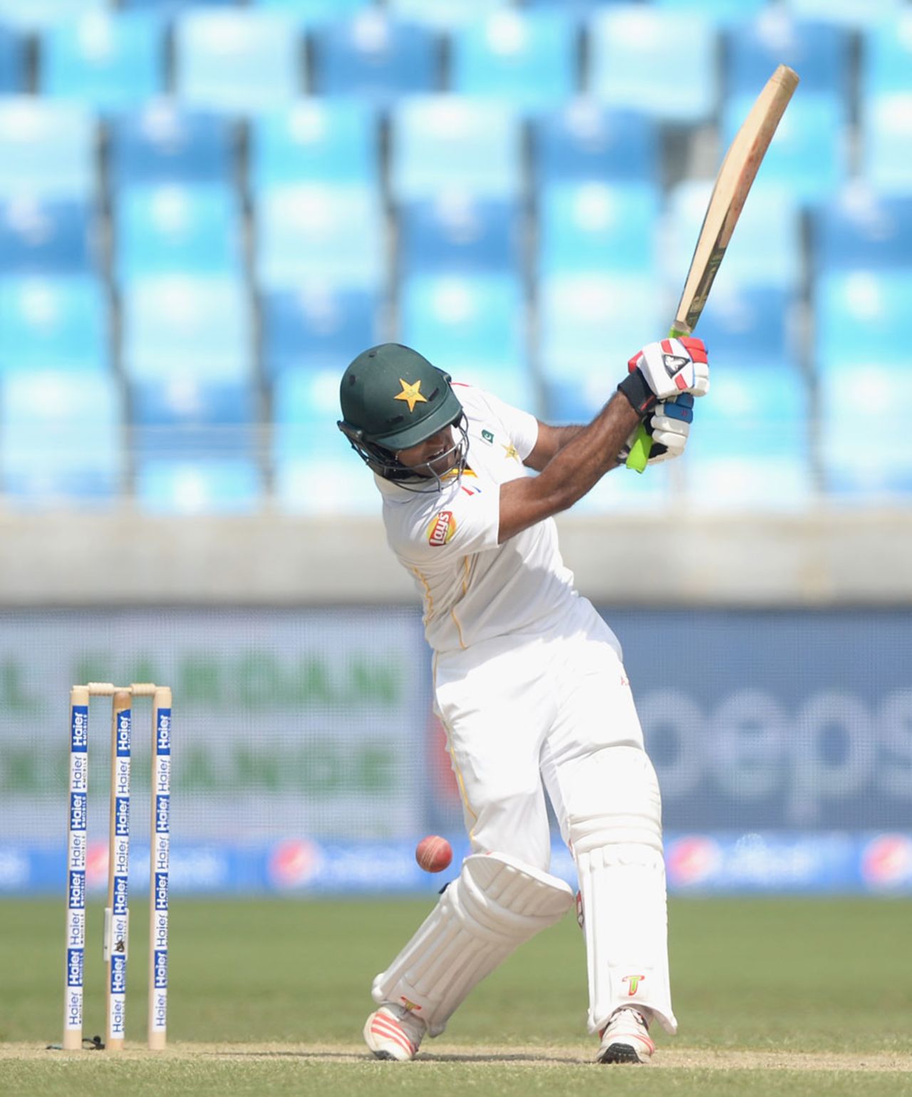 Asad Shafiq took a painful blow on the knee, Pakistan v England, 2nd Test, Dubai, 2nd day, October 23, 2015
