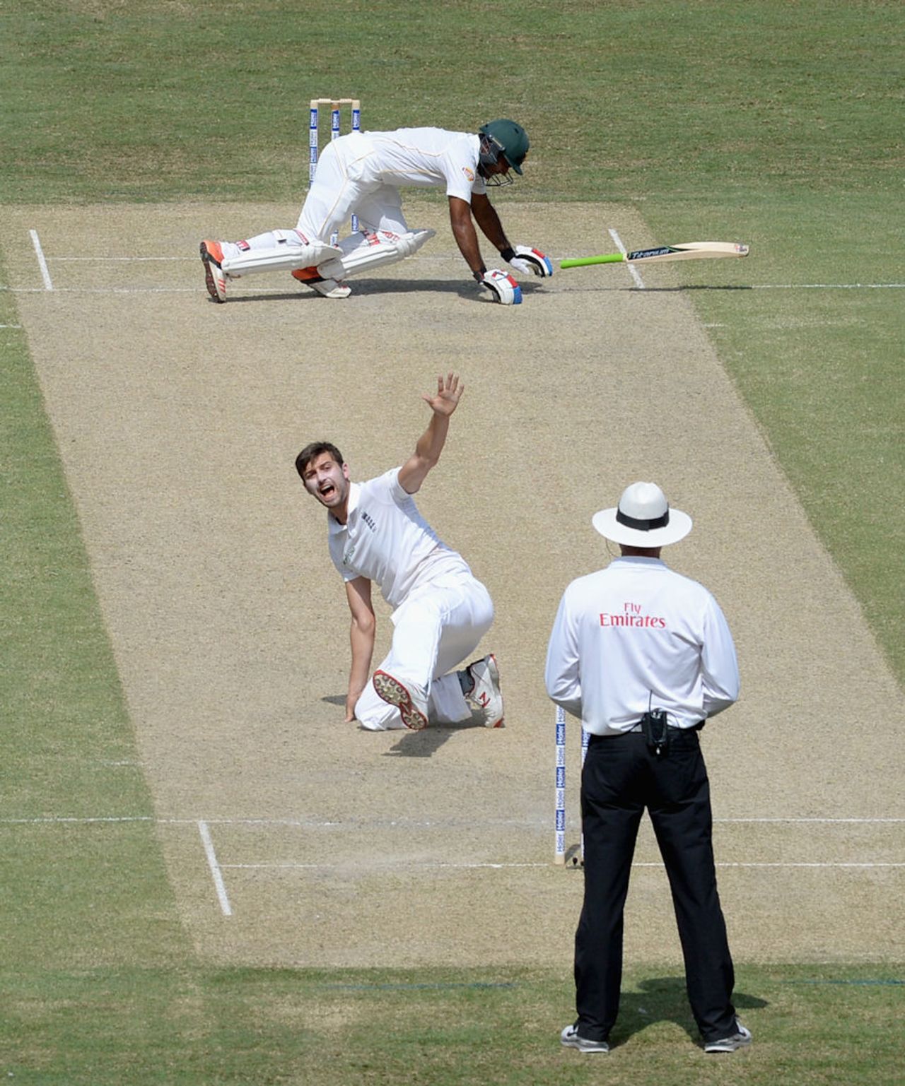 Mark Wood strikes Asad Shafiq on the knee, Pakistan v England, 2nd Test, Dubai, 2nd day, October 23, 2015