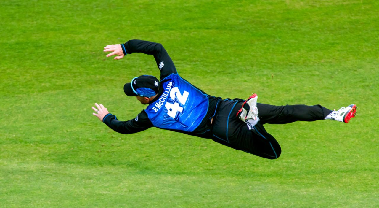 Brendon McCullum dives, England v New Zealand, 4th ODI, Trent Bridge, June 17, 2015