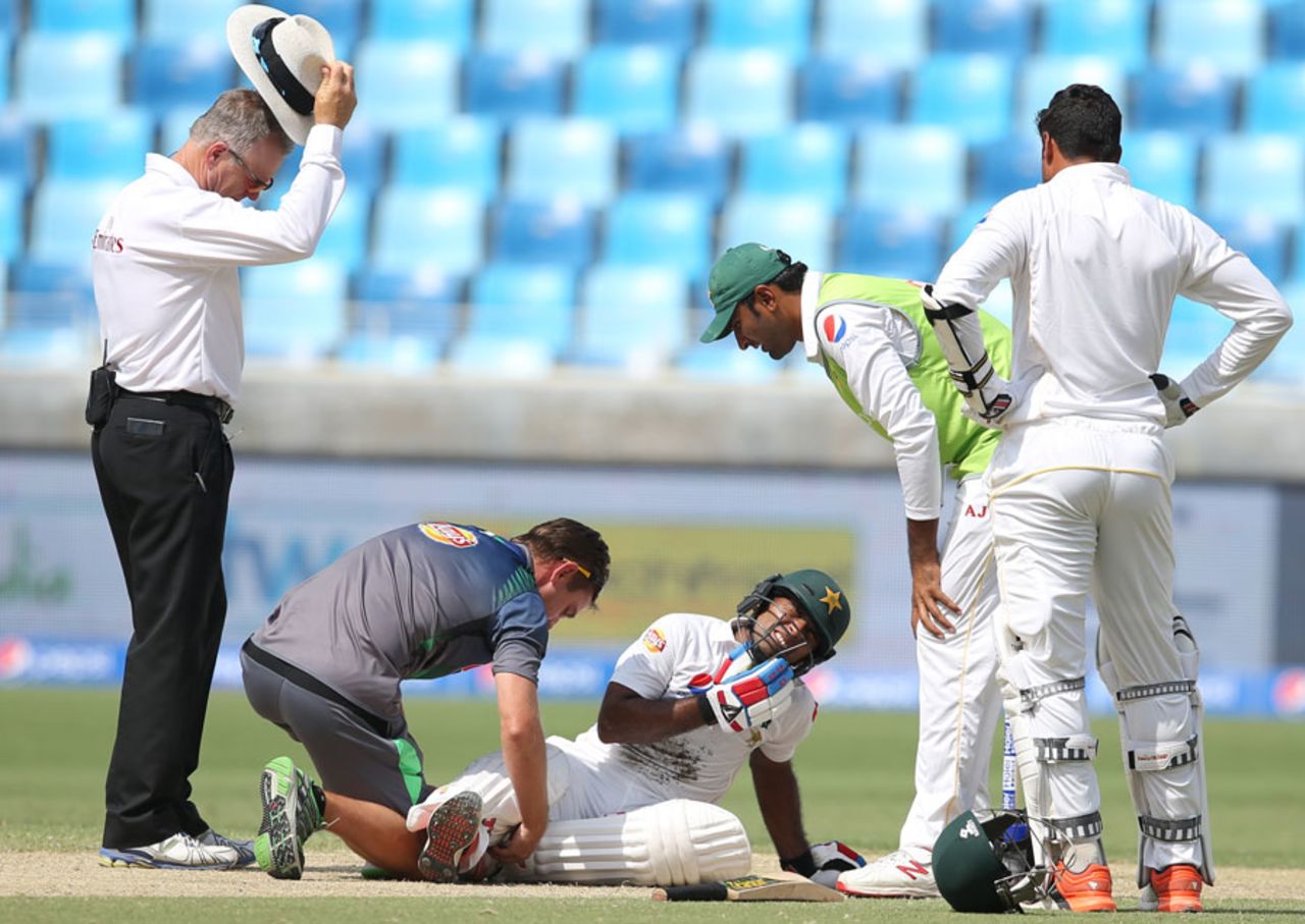 Asad Shafiq required treatment from the physio, Pakistan v England, 2nd Test, Dubai, 2nd day, October 23, 2015