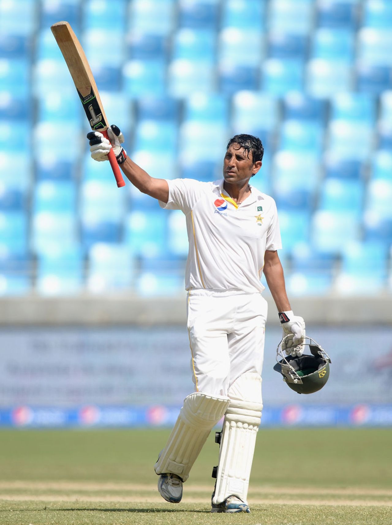 Younis Khan completed his 31st Test century, Pakistan v England, 2nd Test, Dubai, 4th day, October 25, 2015