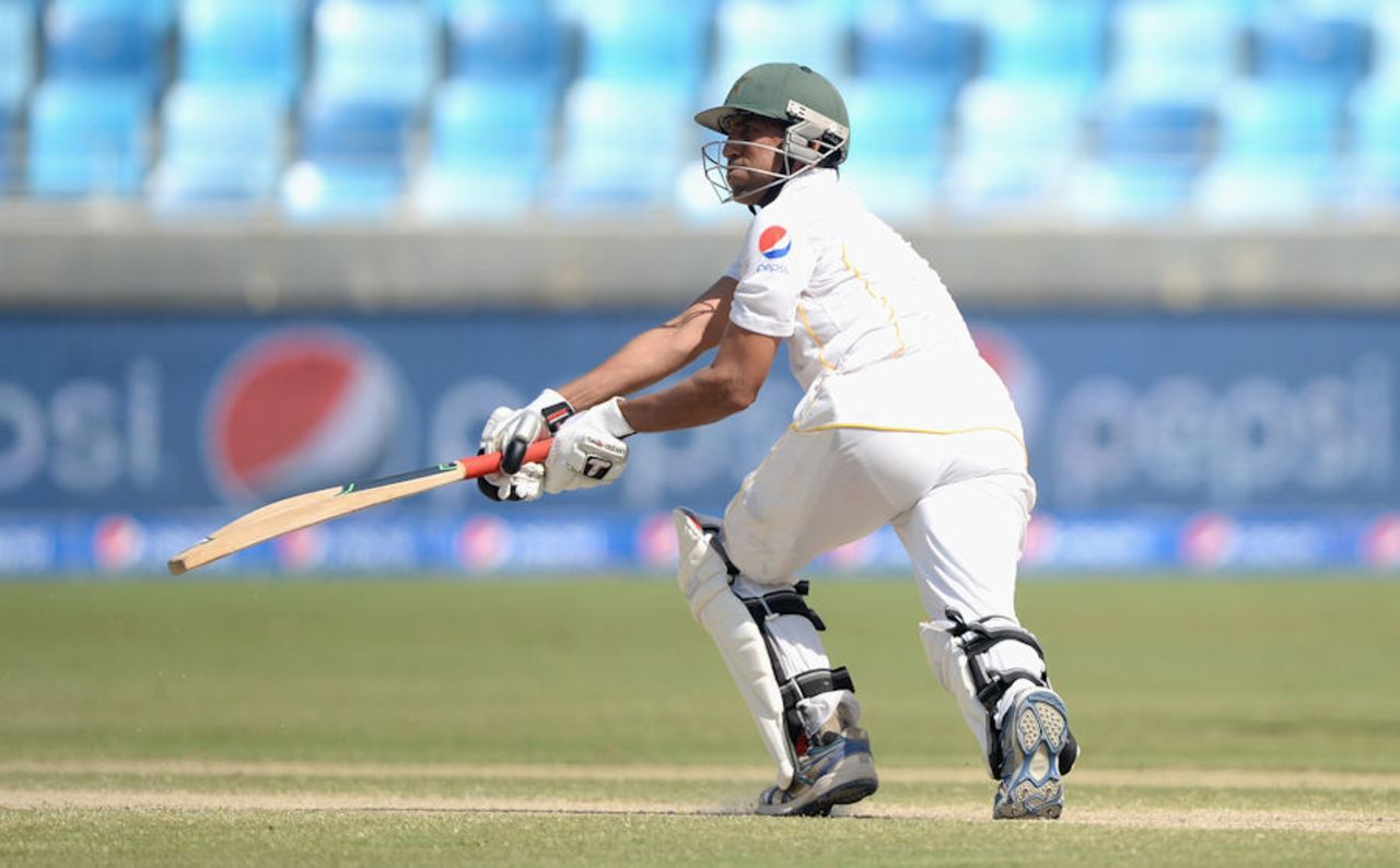 Younis Khan moves towards his fifth Test century in Dubai, Pakistan v England, 2nd Test, Dubai, 4th day, October 25, 2015