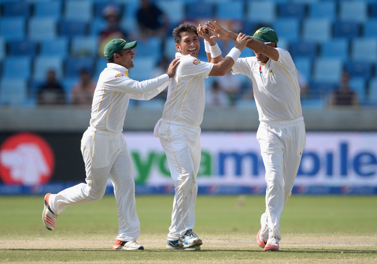 Pakistan react to Yasir Shah's dismissal of Alastair Cook, Pakistan v England, 2nd Test, Dubai, 4th day, October 25, 2015