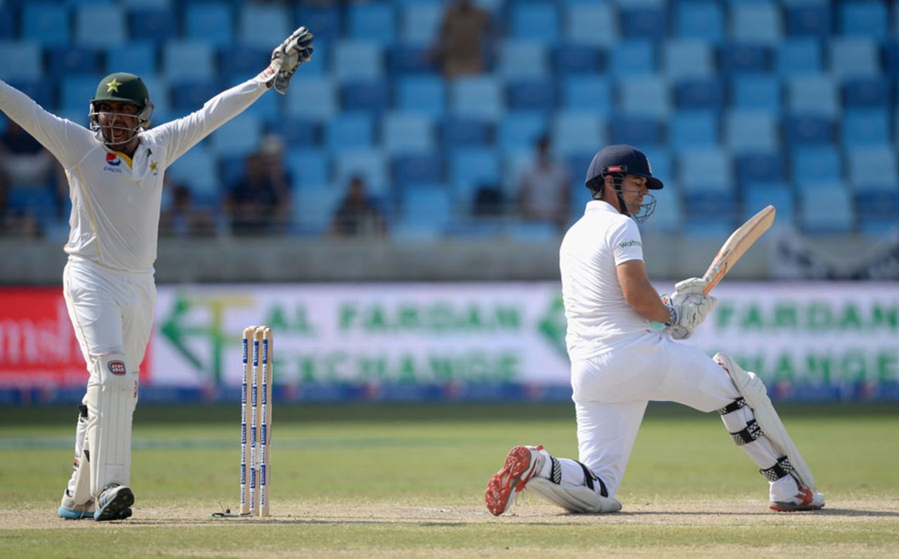 Alastair Cook top-edges a sweep to fall for 10, Pakistan v England, 2nd Test, Dubai, 4th day, October 25, 2015