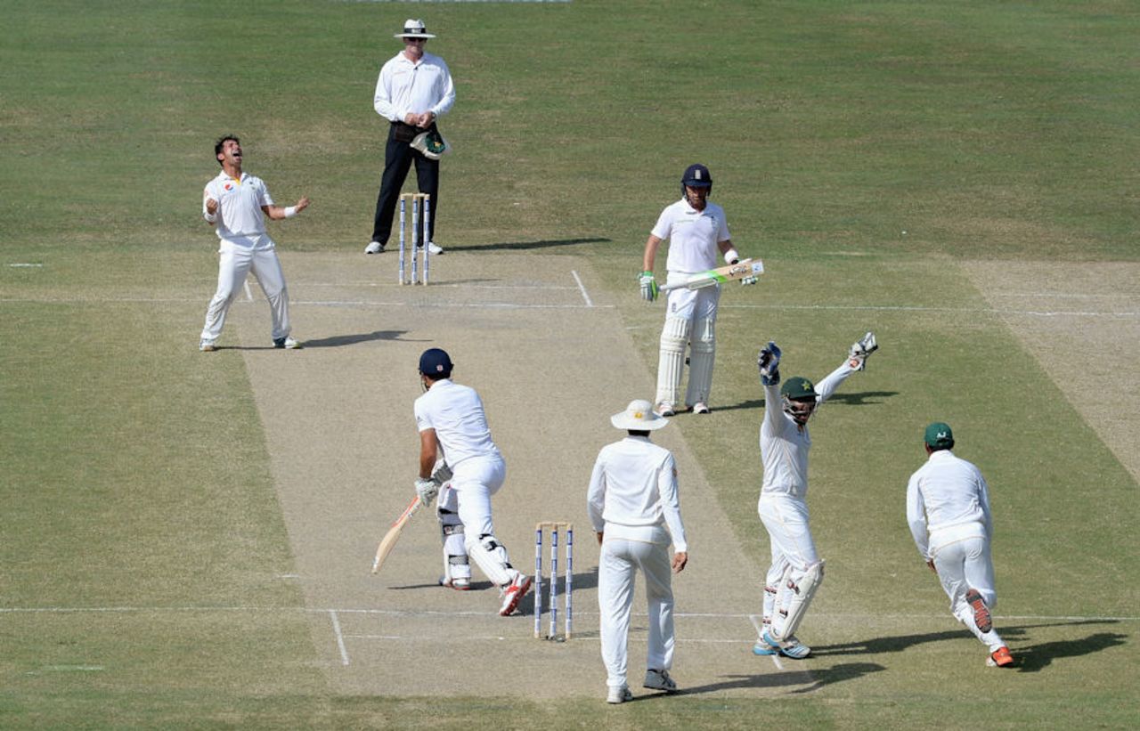 Alastair Cook falls to Yasir Shah, Pakistan v England, 2nd Test, Dubai, 4th day, October 25, 2015
