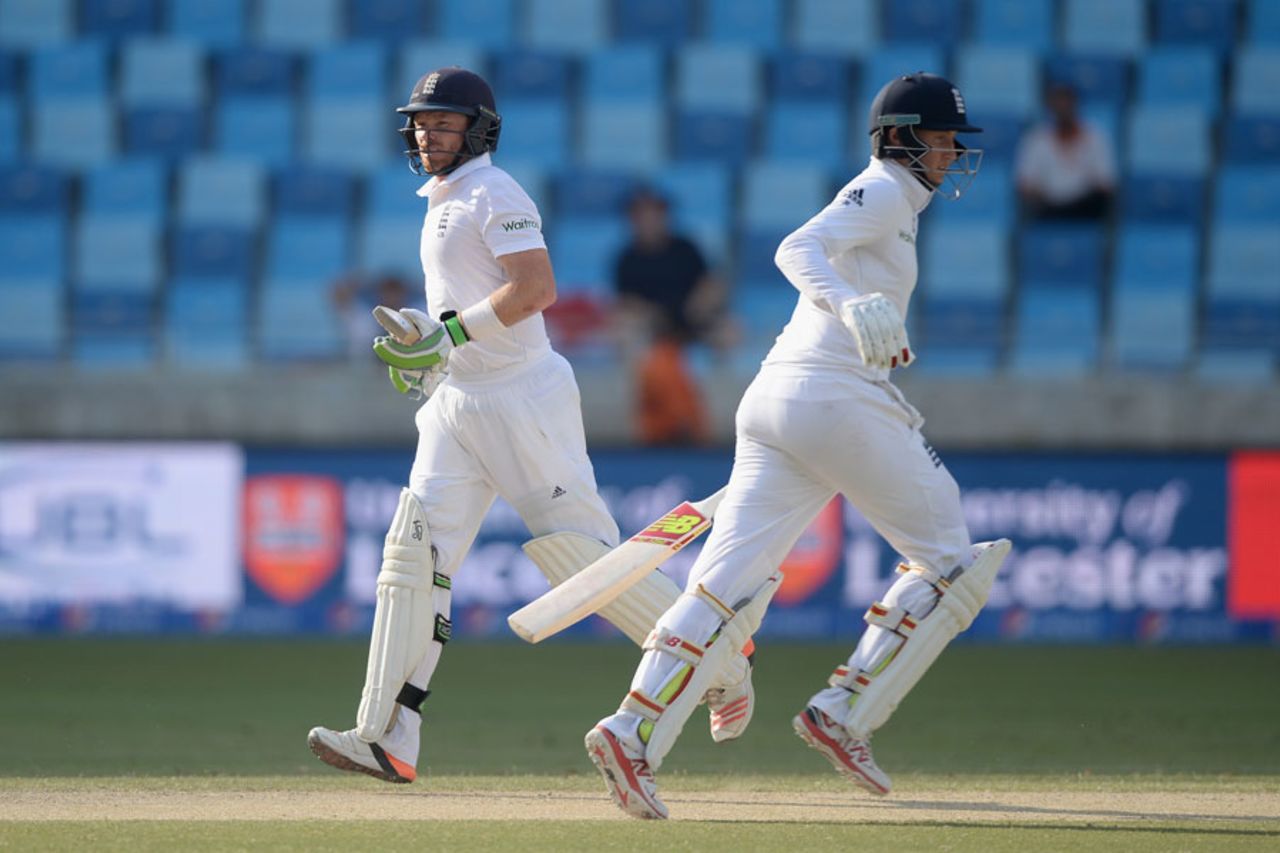 Ian Bell and Joe Root settled England's nerves with a solid third-wicket stand, Pakistan v England, 2nd Test, Dubai, 4th day, October 25, 2015