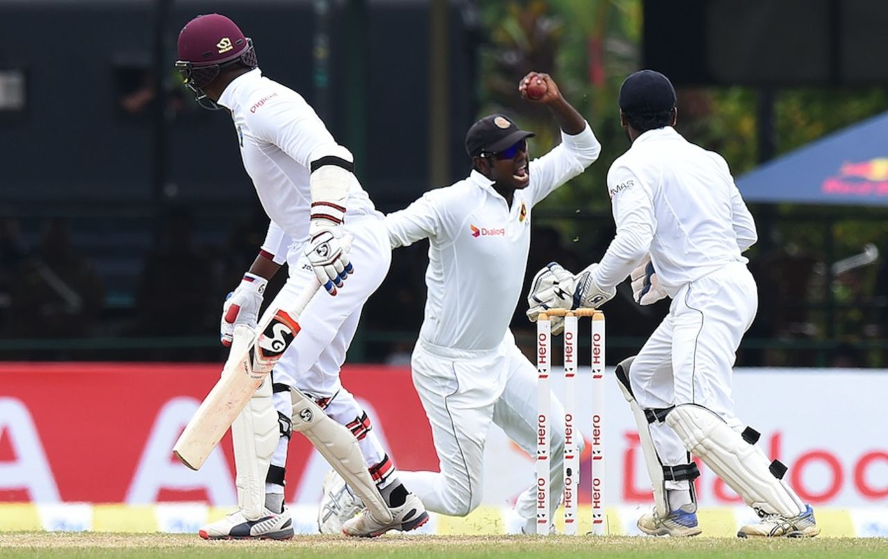 Angelo Mathews took a sharp catch to dismiss Marlon Samuels, Sri Lanka v West Indies, 2nd Test, P Sara Oval, Colombo, 5th day, October 26, 2015