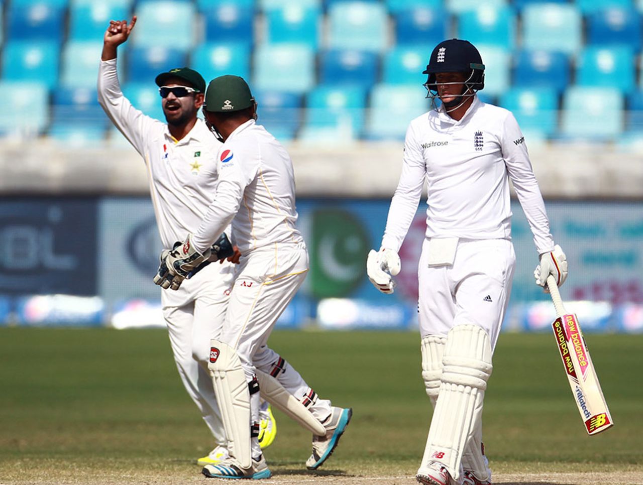Joe Root edged to slip to fall for 71, Pakistan v England, 2nd Test, Dubai, 5th day, October 26, 2015