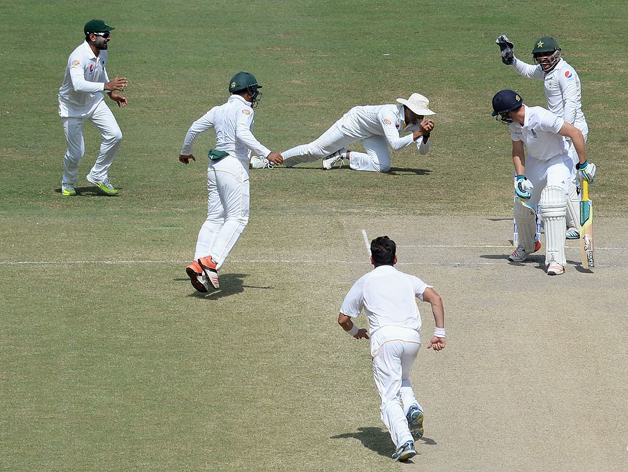 Jos Buttler edged a Yasir Shah legbreak to slip, Pakistan v England, 2nd Test, Dubai, 5th day, October 26, 2015