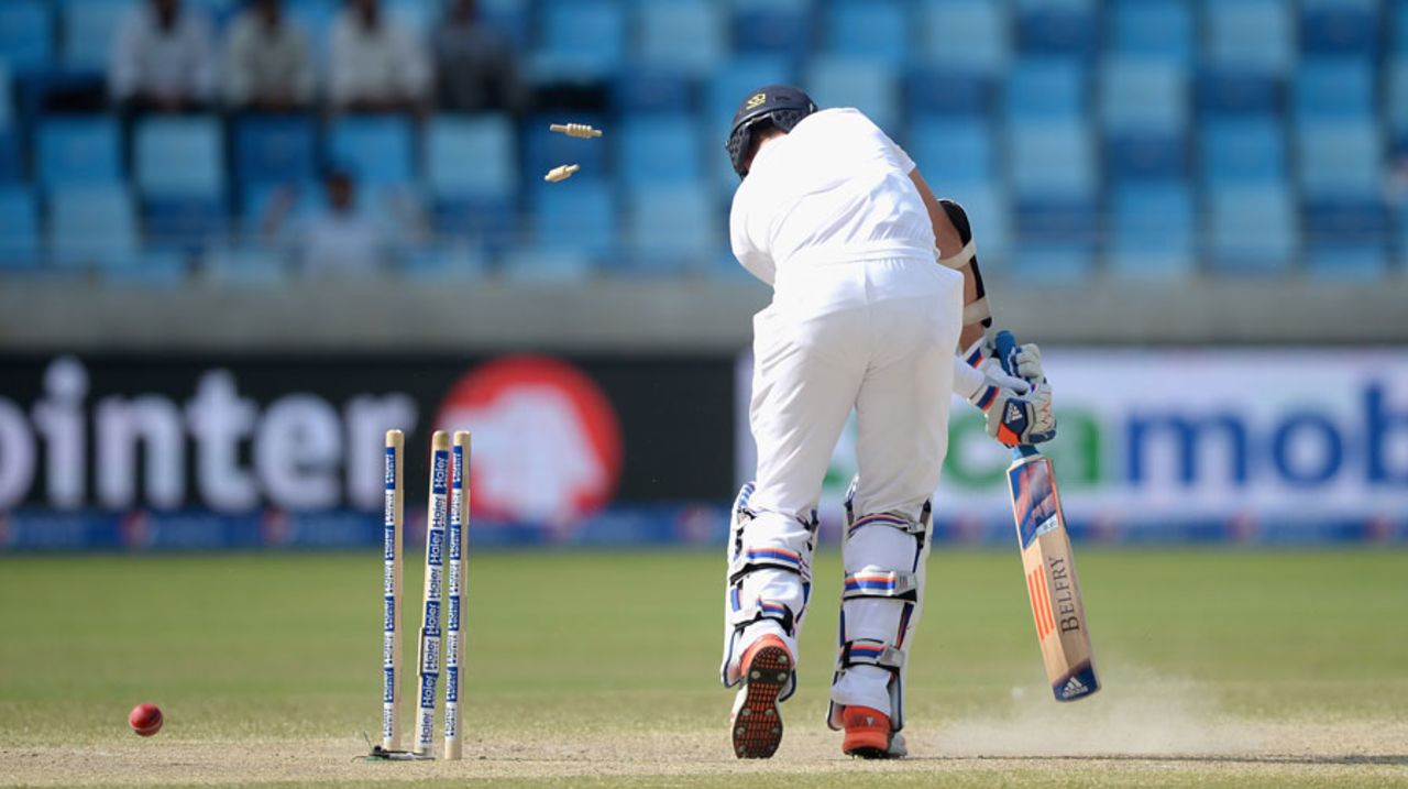 Stuart Broad had his stumps rattled by a searing yorker, Pakistan v England, 2nd Test, Dubai, 5th day, October 26, 2015