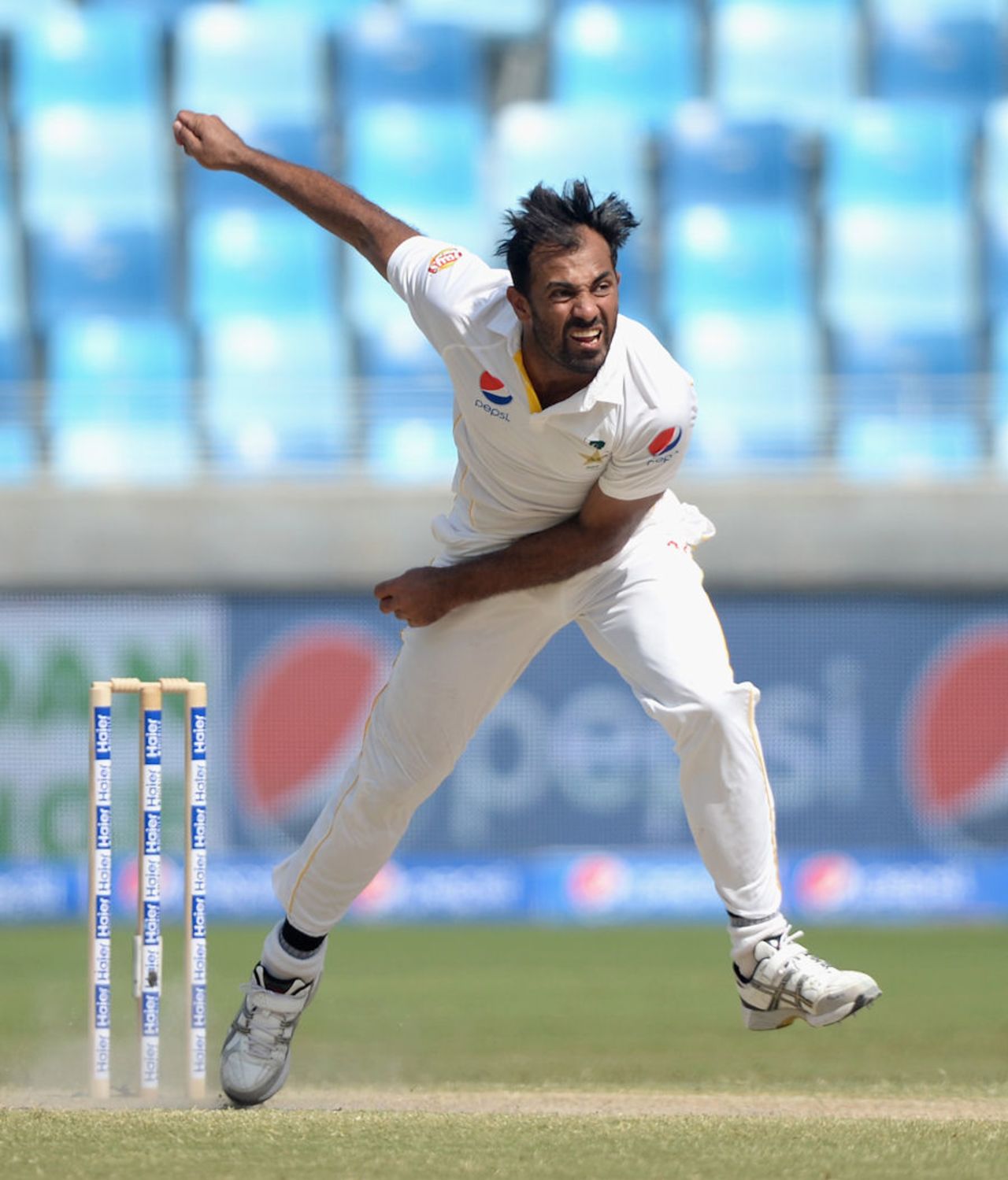 Wahab Riaz in action for Pakistan, Pakistan v England, 2nd Test, Dubai, 5th day, October 26, 2015