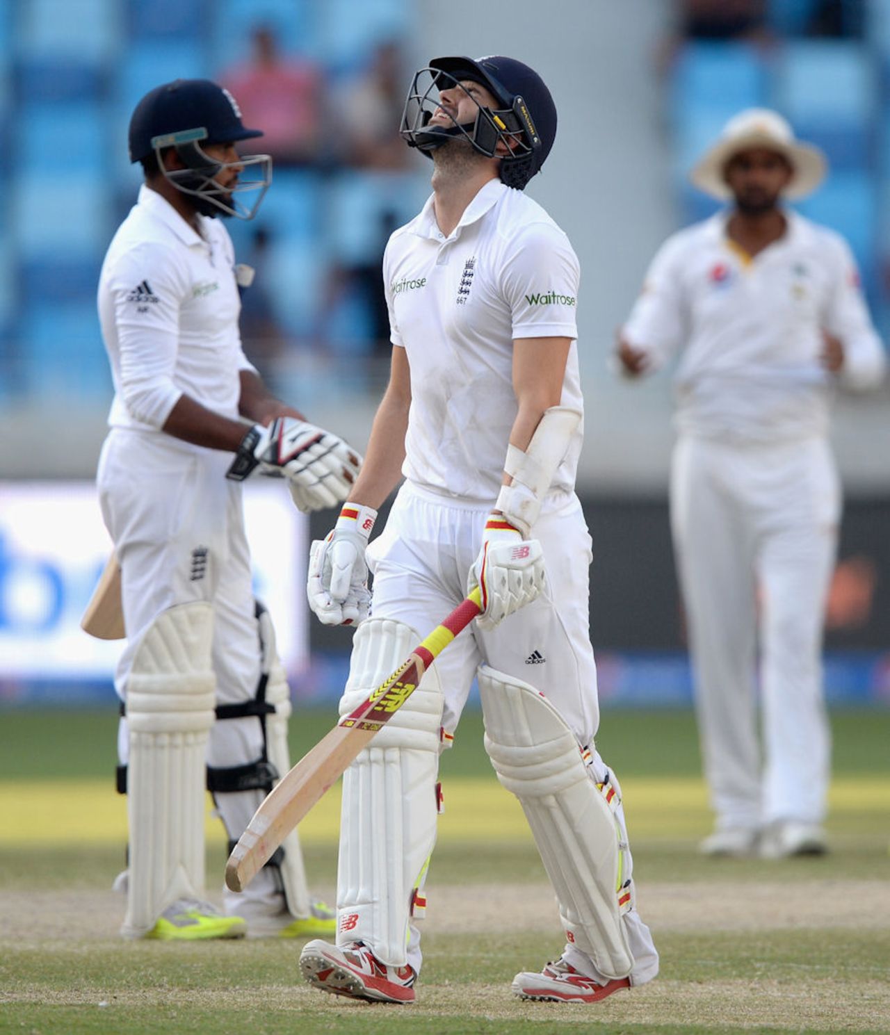 Mark Wood shows his disappointment after being dismissed, Pakistan v England, 2nd Test, Dubai, 5th day, October 26, 2015