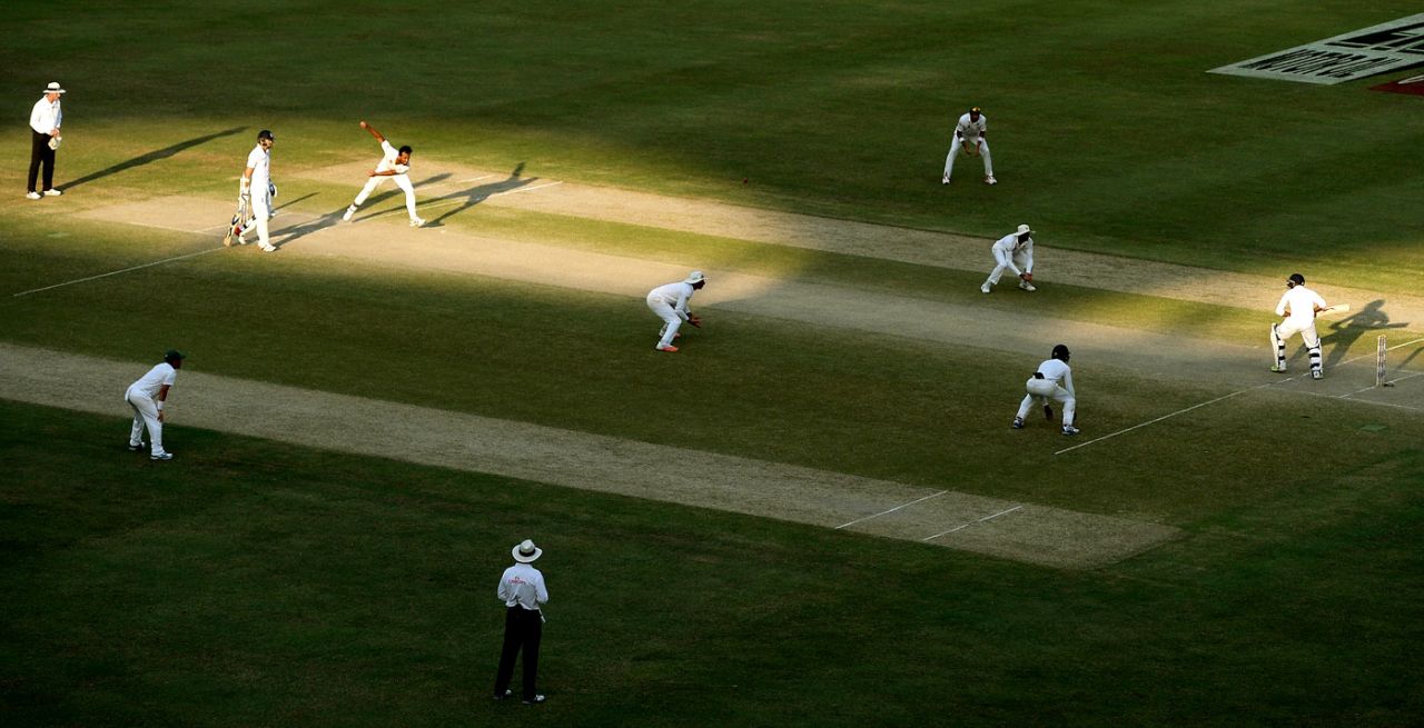 Shadows lengthen as Wahab Riaz makes a late bid for victory, Pakistan v England, 2nd Test, Dubai, 5th day, October 26, 2015