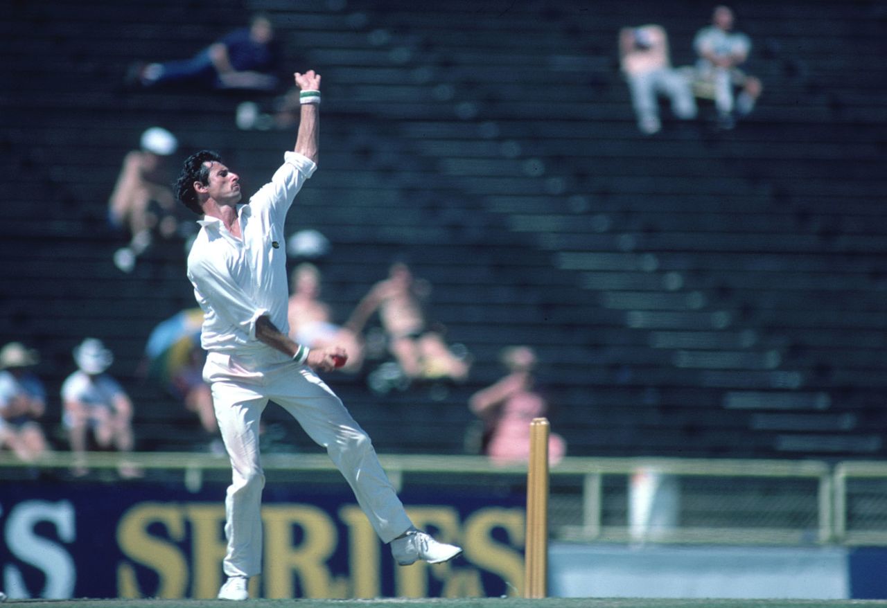Richard Hadlee bowls, New Zealand v England, 3rd Test, Auckland, 3rd day, February 12, 1984