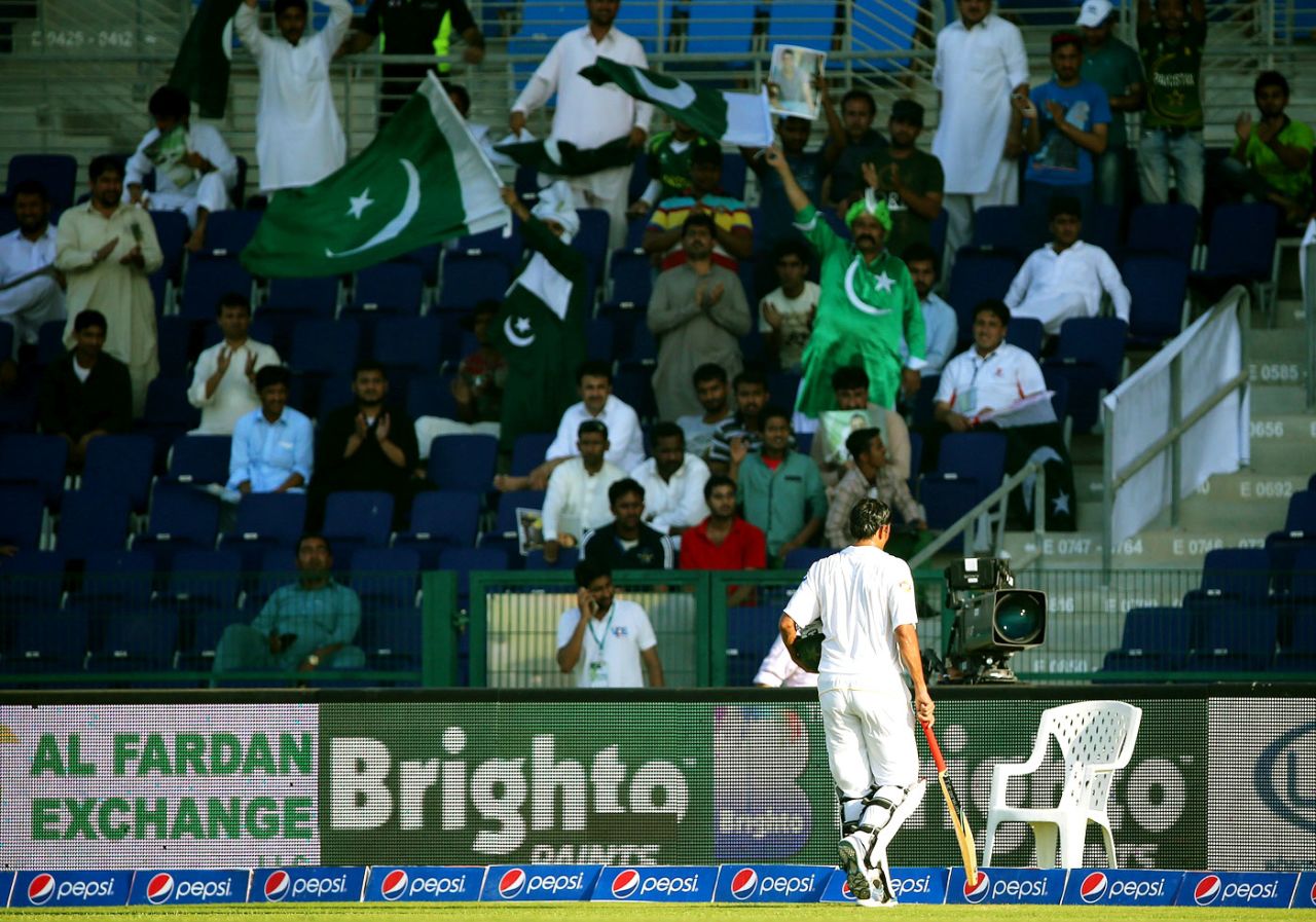 Younis Khan is cheered by the crowd as he walks off, Pakistan v England, 1st Test, Abu Dhabi, October 13, 2015