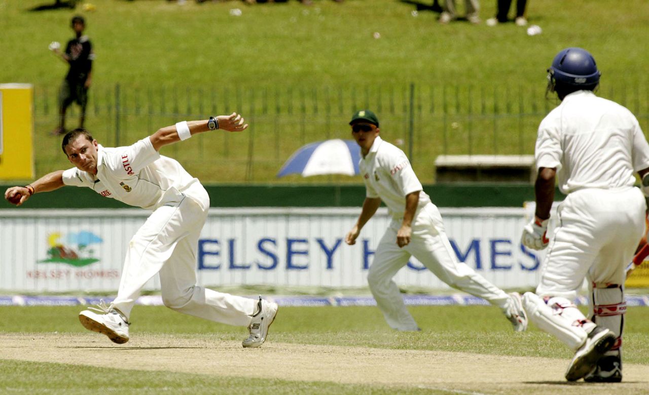 Dale Steyn threatens to take a shy at Kumar Sangakkara's stumps Sri Lanka v South Africa, 1st Test, Colombo, 3rd day, July 29, 2006