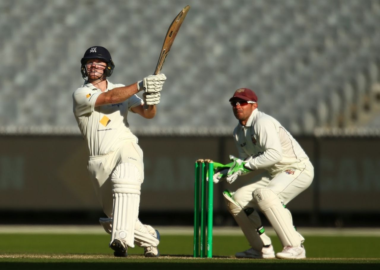 Travis Dean carts one onto the leg side, Victoria v Queensland, Sheffield Shield, Melbourne, 4th day, October 31, 2015